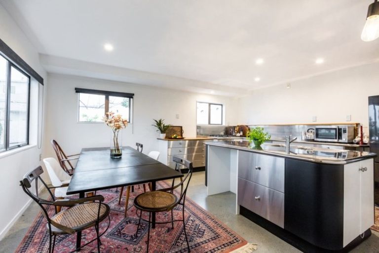 Photo of property in 24 Roslyn Road, Bluff Hill, Napier, 4110