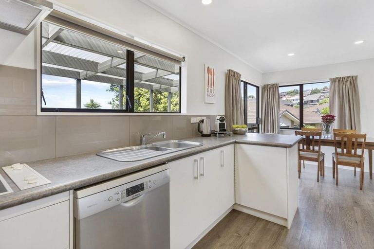 Photo of property in 6 Channing Crescent, Botany Downs, Auckland, 2010