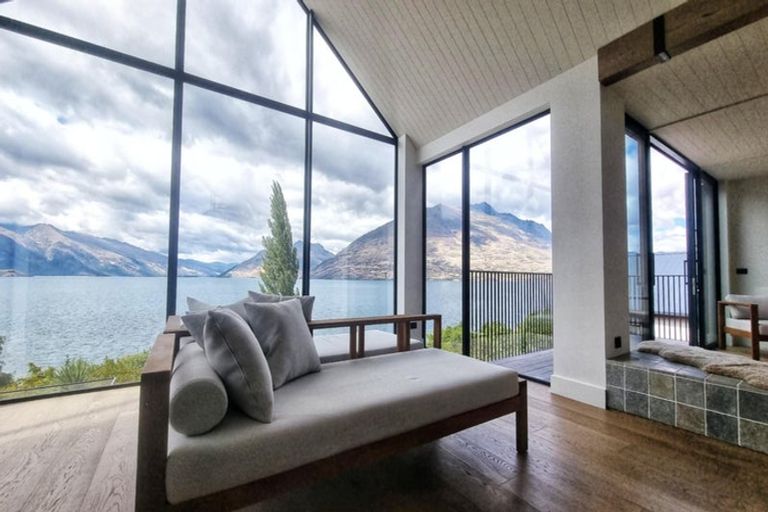 Photo of property in 66 Cedar Drive, Kelvin Heights, Queenstown, 9300