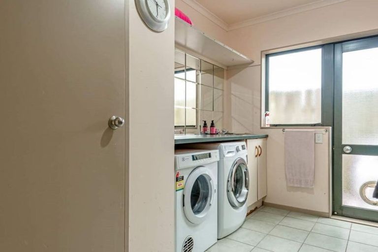 Photo of property in 15 Woburn Place, Takaro, Palmerston North, 4412