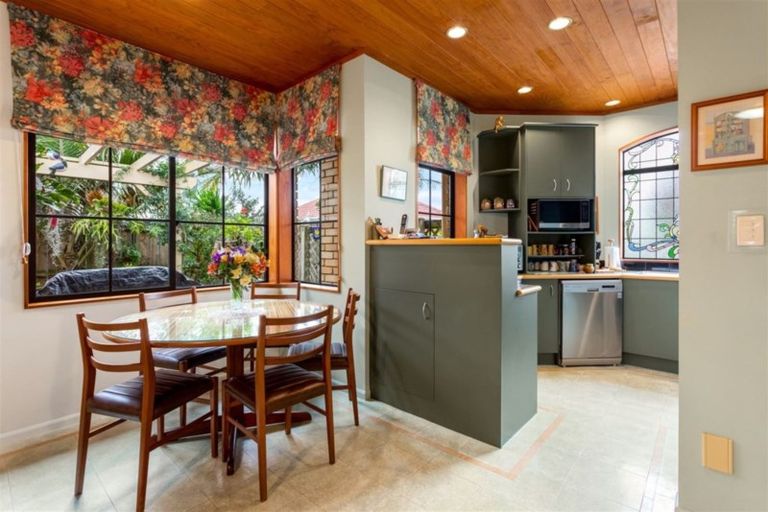 Photo of property in 15b Harrybrook Road, Green Bay, Auckland, 0604