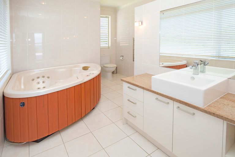 Photo of property in 150 Pacific Parade, Army Bay, Whangaparaoa, 0930