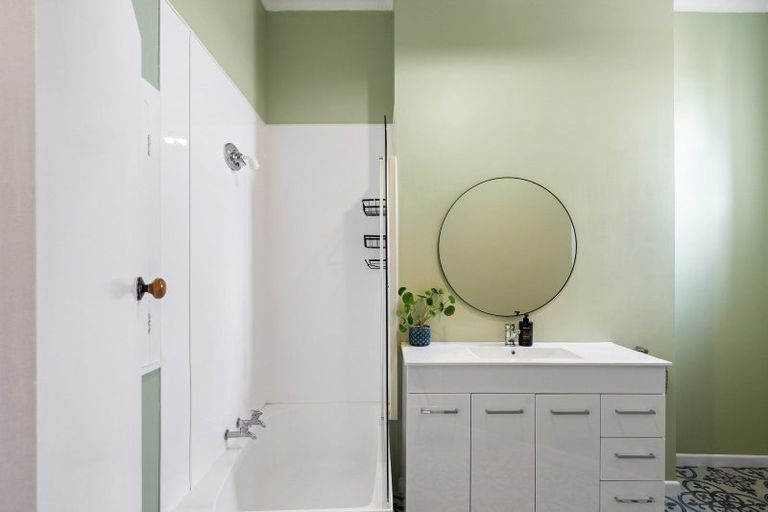 Photo of property in 13 Roslyn Road, Bluff Hill, Napier, 4110