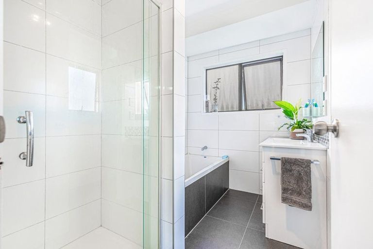 Photo of property in 9 Seagrove Road, West Harbour, Auckland, 0618