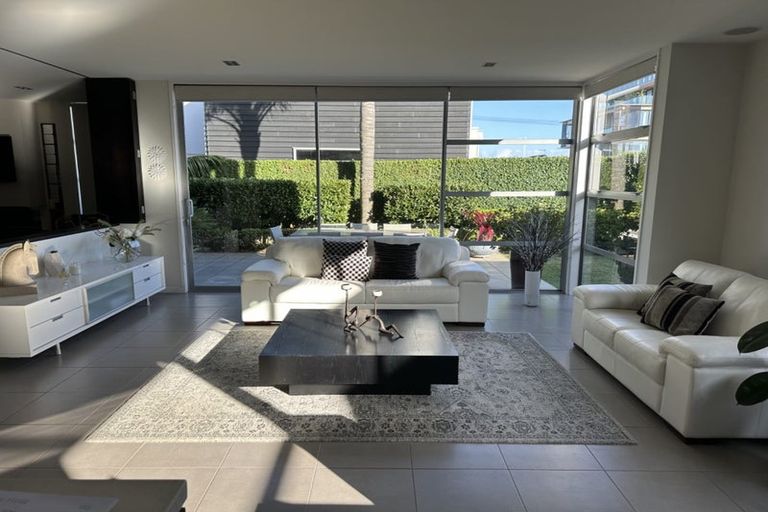 Photo of property in 30 Sylvan Park Avenue, Milford, Auckland, 0620