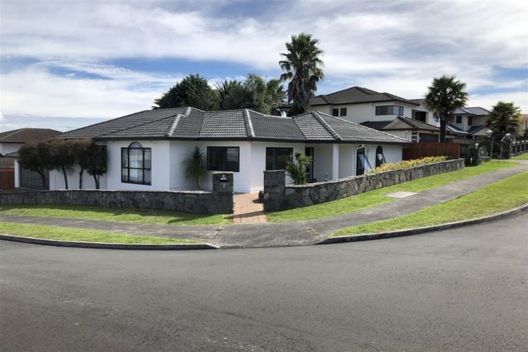 Photo of property in 1 Pistachio Place, Goodwood Heights, Auckland, 2105