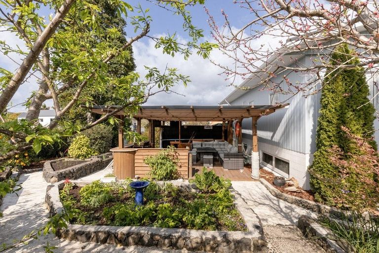 Photo of property in 1 Kowai Grove, Omokoroa, 3114