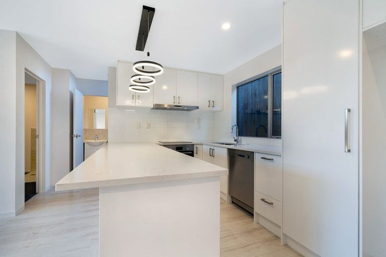 Photo of property in 4035c Great North Road, Glen Eden, Auckland, 0602
