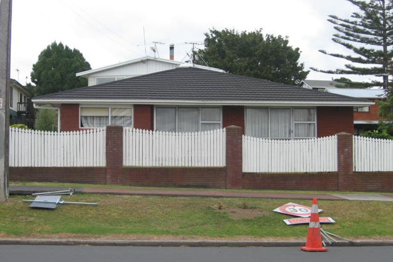 Photo of property in 2/9 Chivalry Road, Glenfield, Auckland, 0629