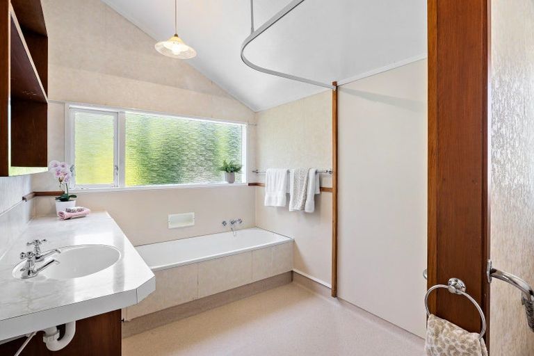 Photo of property in 40 Glanmire Road, Newlands, Wellington, 6037