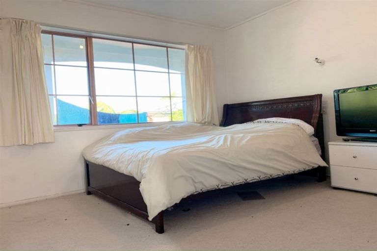 Photo of property in 1/9 Wairata Place, Te Atatu South, Auckland, 0610