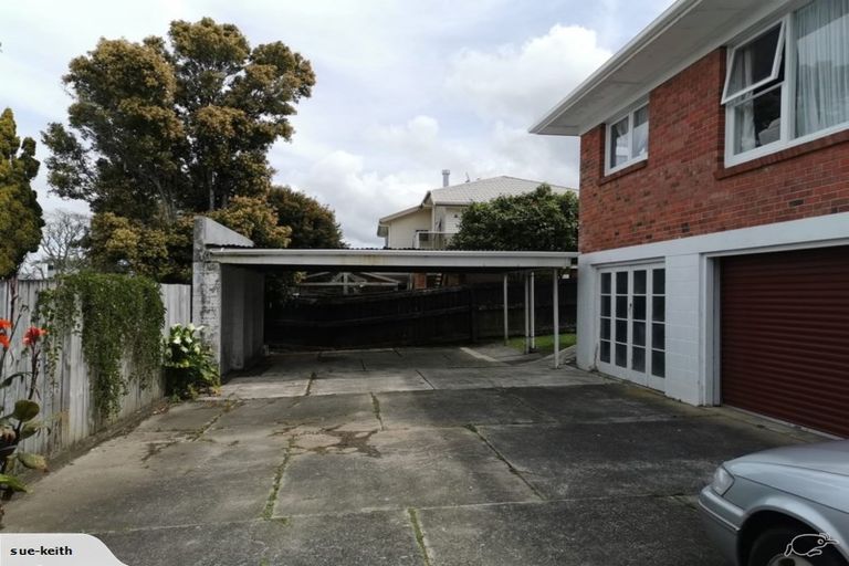 Photo of property in 2/27 Holland Road, Hillcrest, Auckland, 0627