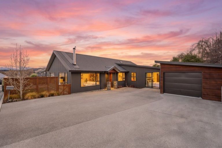 Photo of property in 2 Percy Lane, Wanaka, 9305