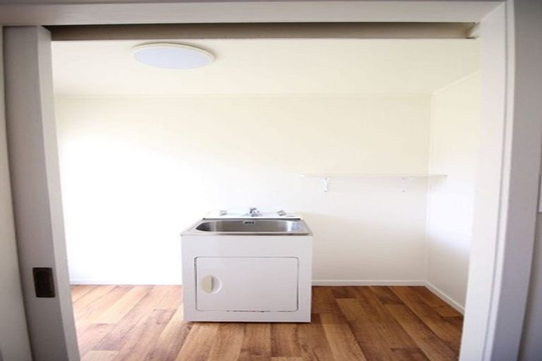 Photo of property in 2/587 Glenfield Road, Totara Vale, Auckland, 0629