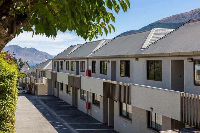 Photo of property in 4/42 Hallenstein Street, Queenstown, 9300
