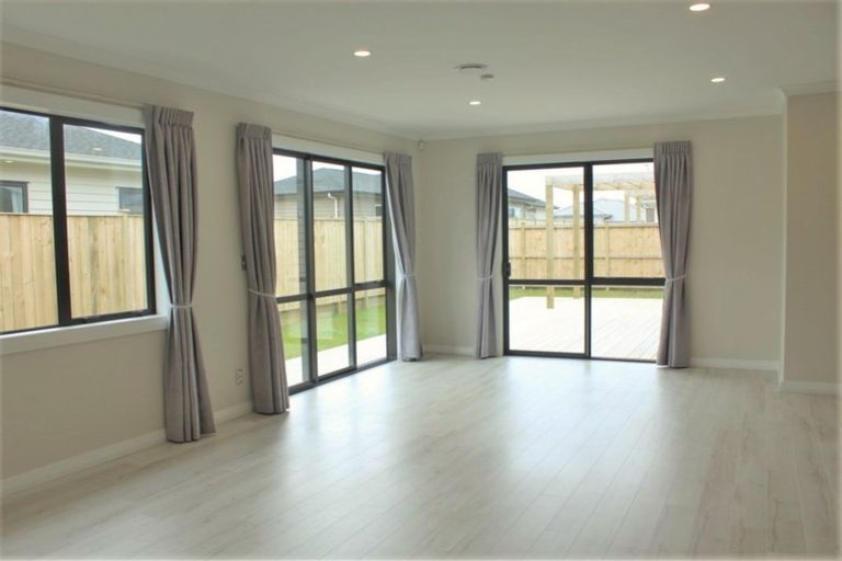 Photo of property in 3 Brumbie Way, Karaka, Papakura, 2113