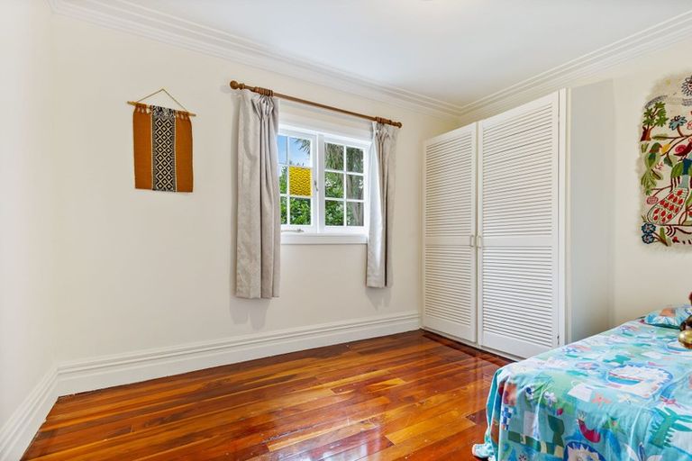 Photo of property in 21 Farquhar Road, Glendene, Auckland, 0602