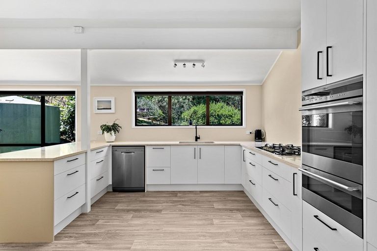 Photo of property in 24 Brick Bay Drive, Sandspit, Warkworth, 0982