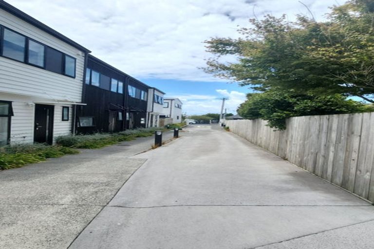 Photo of property in 12 Whakahui Lane, Mangere Bridge, Auckland, 2022
