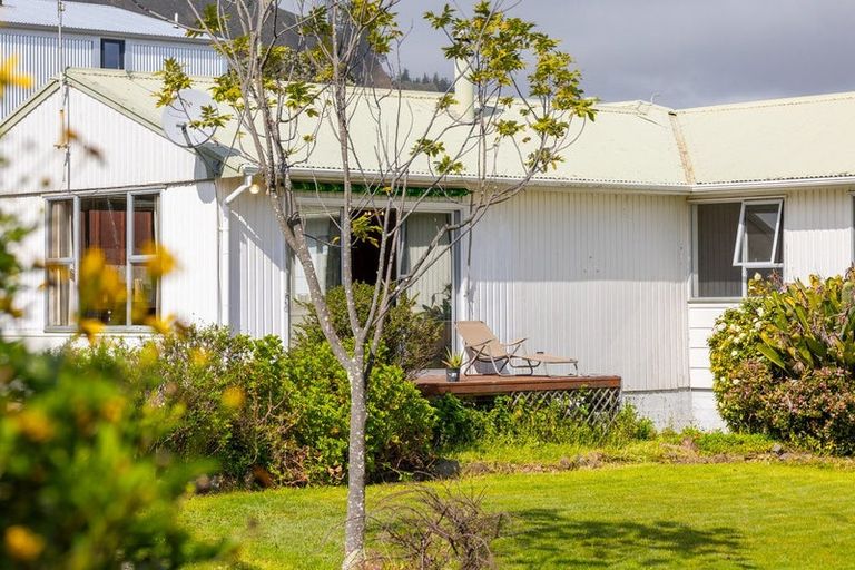 Photo of property in 18 Utauta Street, Waikanae, 5036