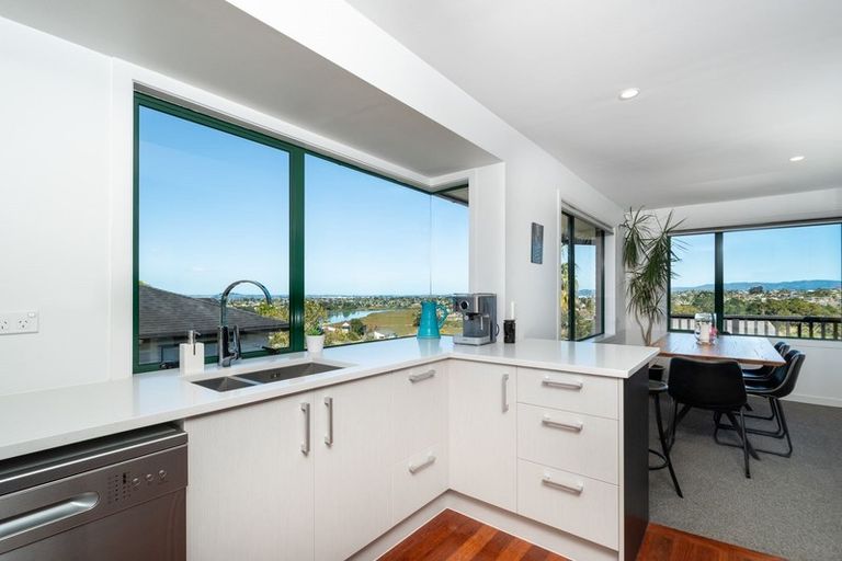 Photo of property in 8a Worthington Place, West Harbour, Auckland, 0618