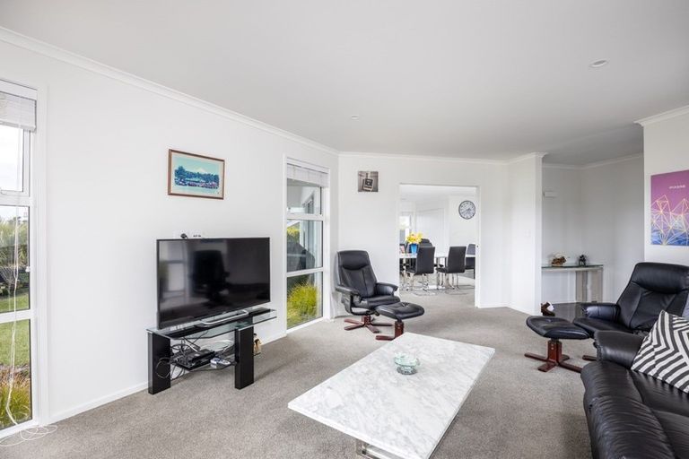 Photo of property in 1 Oakmont Crescent, Waiwhakaiho, New Plymouth, 4312