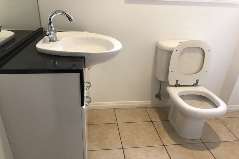 Photo of property in 1/25 Churchill Road, Murrays Bay, Auckland, 0630