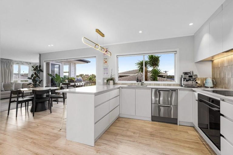 Photo of property in 2/28 Bay Street, Red Beach, 0932