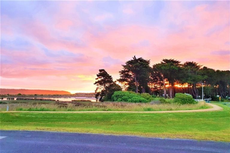 Photo of property in 2 Carter Crescent, Foxton Beach, Foxton, 4815