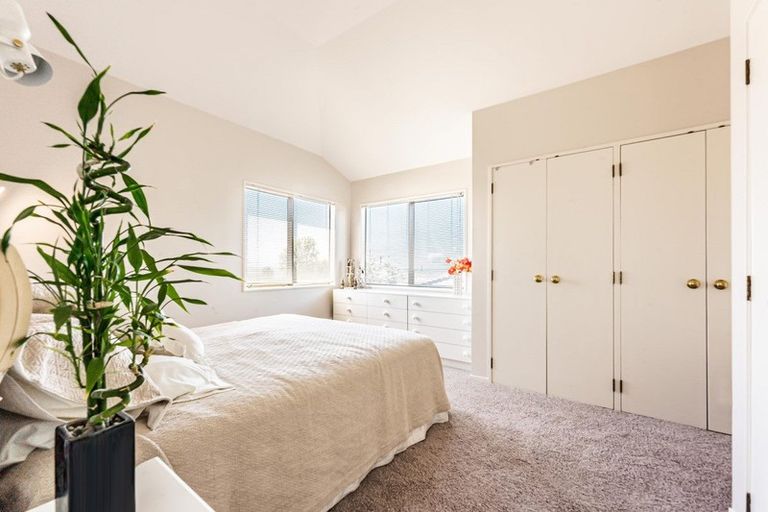 Photo of property in 2/25 Knights Road, Rothesay Bay, Auckland, 0630