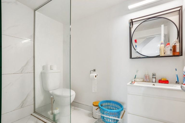 Photo of property in 1/6a Sunnynook Road, Sunnynook, Auckland, 0620