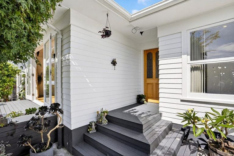 Photo of property in 1/7a Corunna Road, Milford, Auckland, 0620