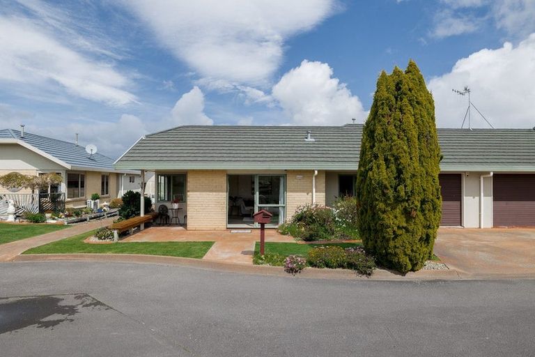 Photo of property in 5 Royal Fern, Kelvin Grove, Palmerston North, 4414