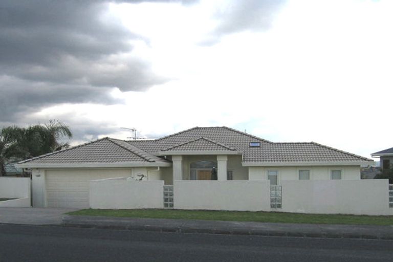 Photo of property in 120 Luckens Road, West Harbour, Auckland, 0618
