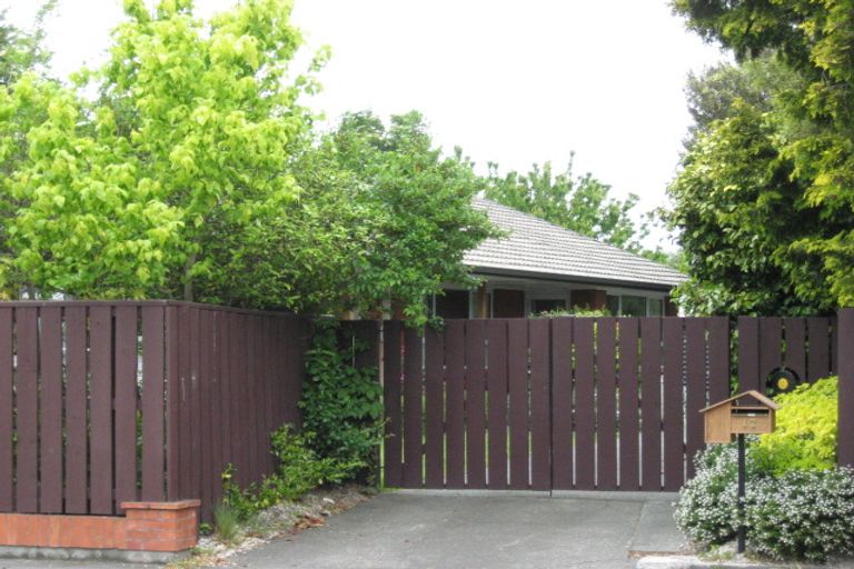 Photo of property in 17 Brookby Crescent, Avonhead, Christchurch, 8042