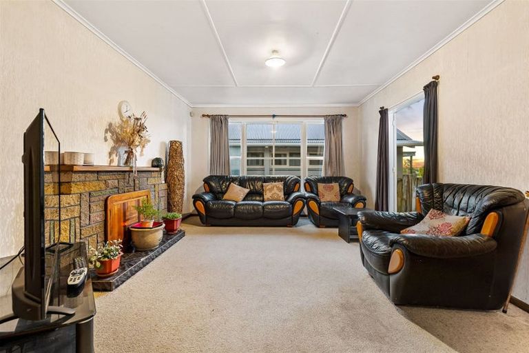 Photo of property in 18 Albert Road, Kelston, Auckland, 0602