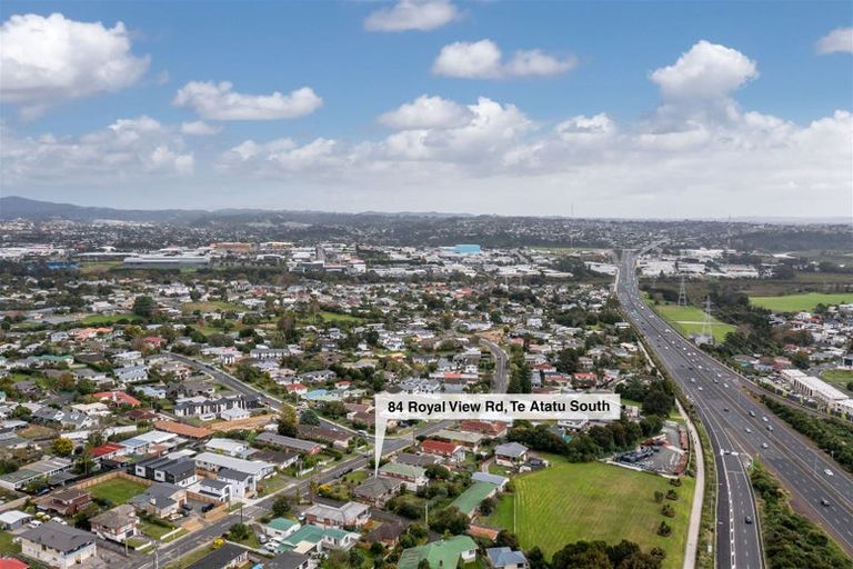 Photo of property in 84 Royal View Road, Te Atatu South, Auckland, 0610
