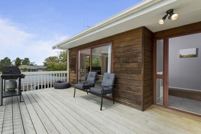 Photo of property in 3 Lorena Place, West Harbour, Auckland, 0618