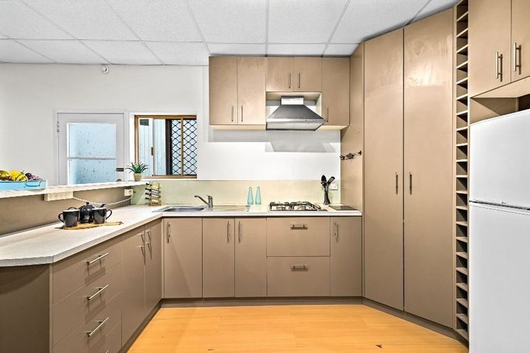 Photo of property in 6 Fayette Place, Te Atatu South, Auckland, 0610