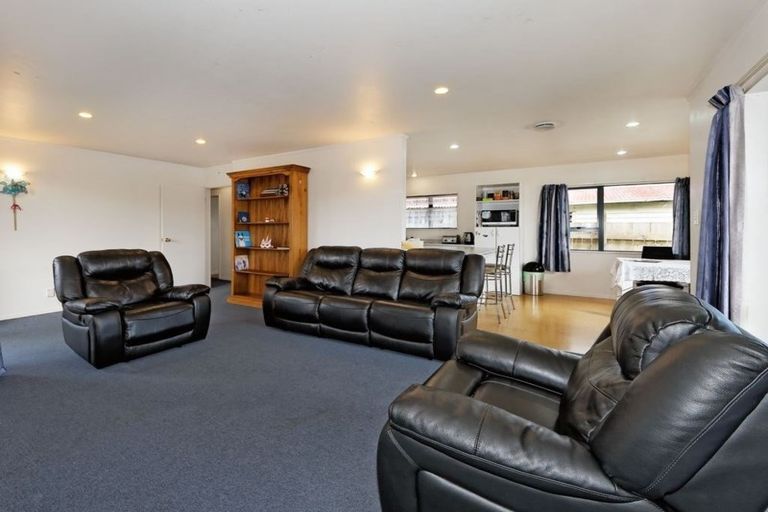 Photo of property in 6a Laura Street, Kelston, Auckland, 0602