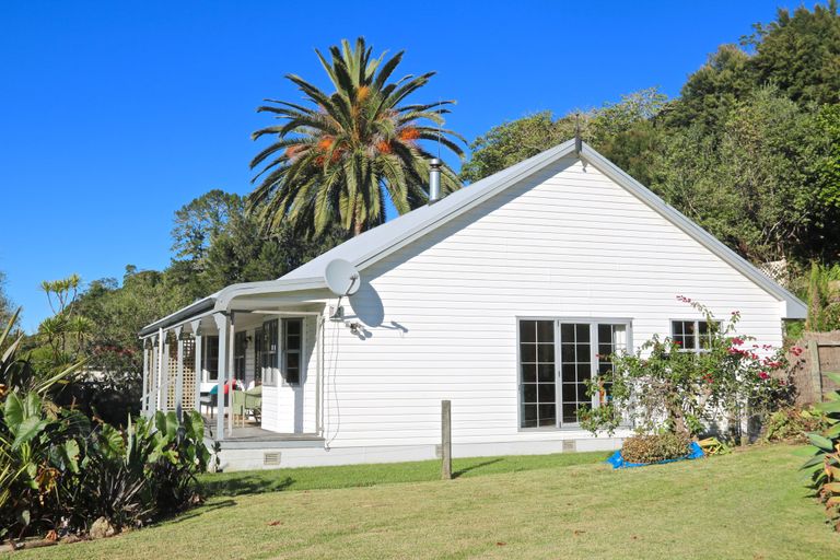 Photo of property in 31 Matauwhi Road, Russell, 0202