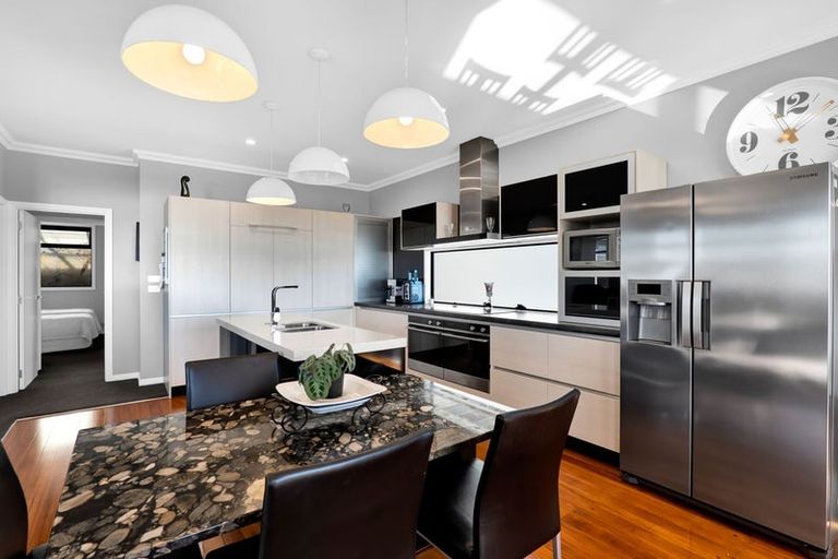 Photo of property in 5 South Road, Moturoa, New Plymouth, 4310