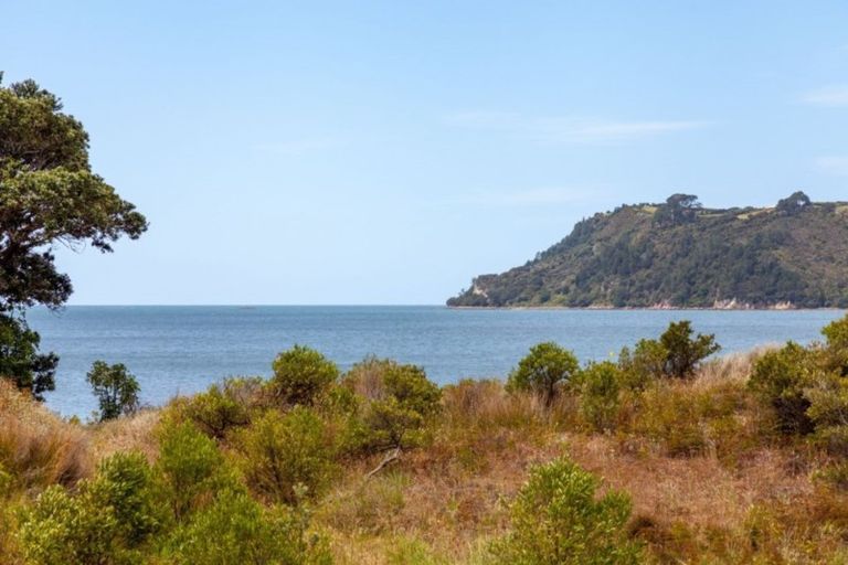 Photo of property in 10 Marine Parade, Cooks Beach, Whitianga, 3591