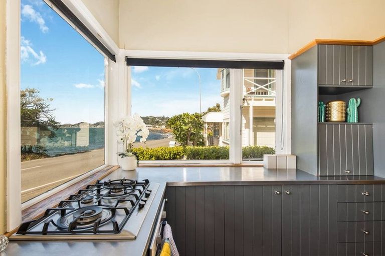 Photo of property in 301 Karaka Bay Road, Karaka Bays, Wellington, 6022