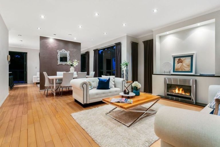 Photo of property in 19 Springvale Drive, Fairview Heights, Auckland, 0632