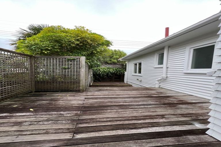 Photo of property in 2/160 East Coast Road, Forrest Hill, Auckland, 0620