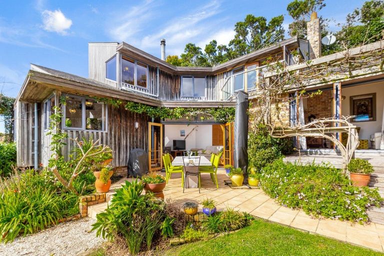 Photo of property in 28 The Crescent, Tindalls Beach, Whangaparaoa, 0930