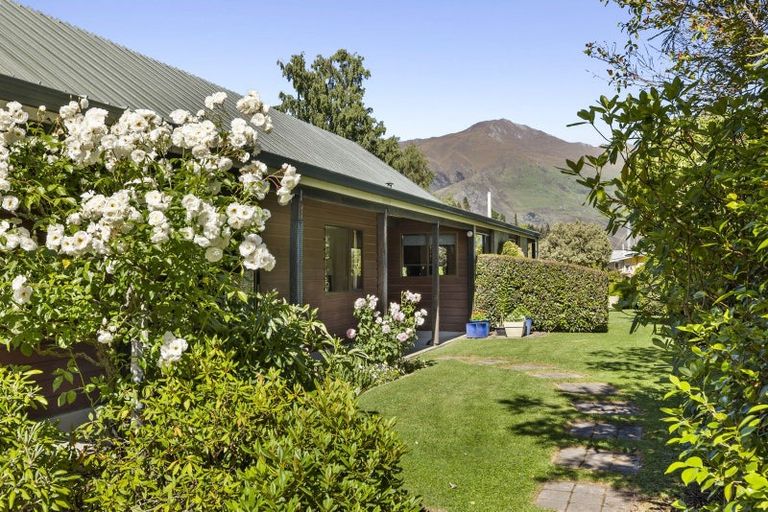 Photo of property in 4 Kidson Lane, Wanaka, 9305