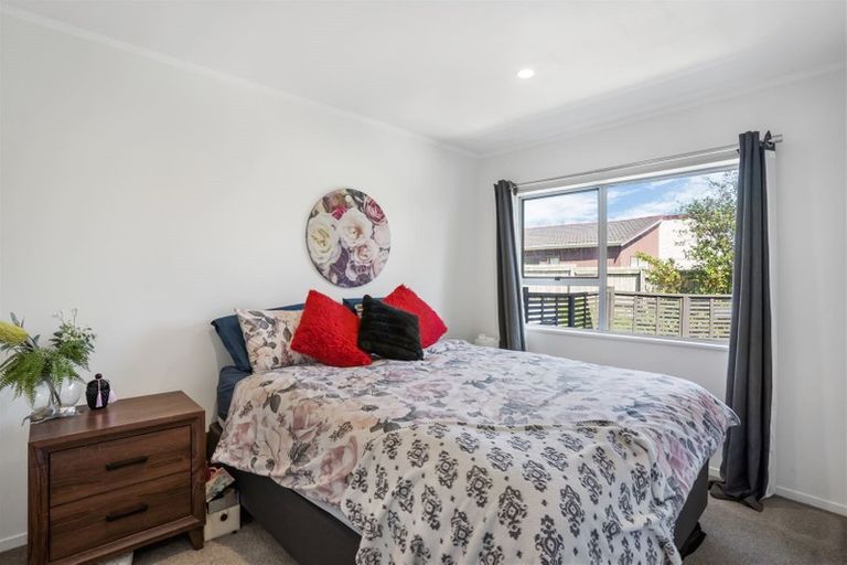 Photo of property in 2/307a Wairau Road, Totara Vale, Auckland, 0627