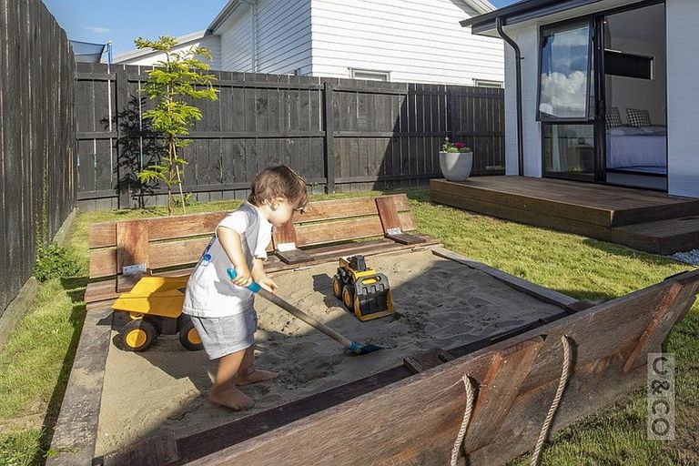 Photo of property in 37 Lumbarda Drive, Kumeu, 0810